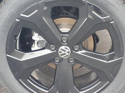 New 2026 Volkswagen Taos SEL image 2