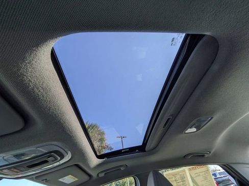 Used 2025 Hyundai Elantra SEL image 21