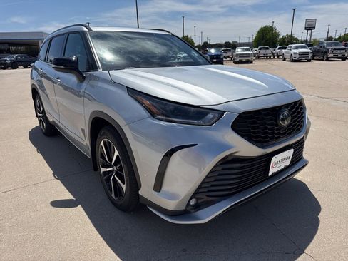 Used 2022 Toyota Highlander XSE AWD/4WD image 9