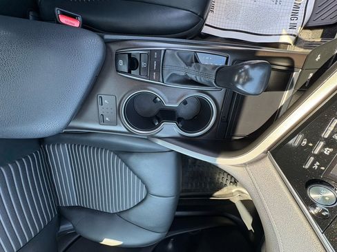 Used 2022 Toyota Camry SE w/ Cold Weather Package image 19