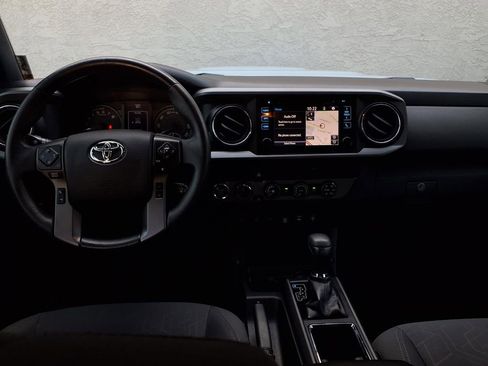 Used 2019 Toyota Tacoma TRD Sport w/ Technology Package AWD/4WD image 18