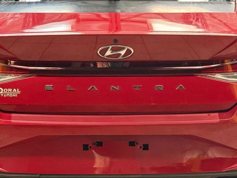 Used 2023 Hyundai Elantra SEL image 11