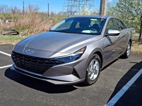 Used 2023 Hyundai Elantra SE image 3