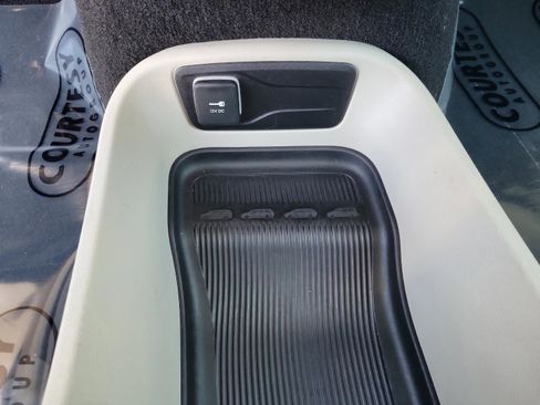 Used 2024 Chrysler Pacifica Select image 10