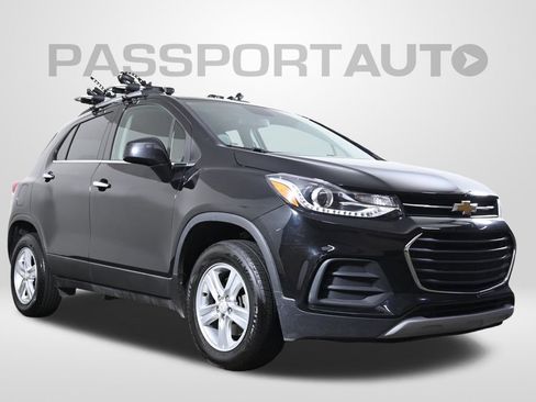 Used 2020 Chevrolet Trax LT w/ Sun & Sound Package AWD/4WD image 4