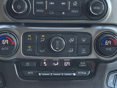 Used 2018 Chevrolet Suburban LT image 4