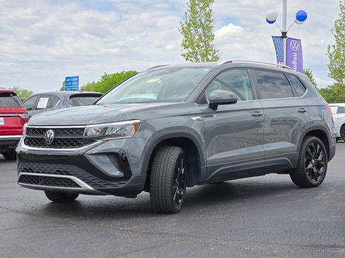 Used 2023 Volkswagen Taos SE w/ Black Wheel Package FWD image 17