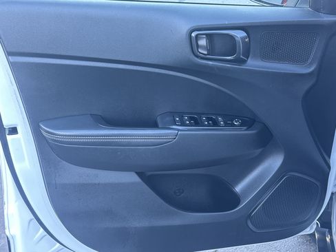 Used 2023 Hyundai Venue Limited image 11