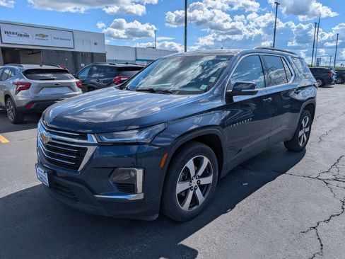 Used 2023 Chevrolet Traverse LT w/ LT Premium Package AWD/4WD image 3
