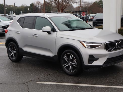 Used 2025 Volvo XC40 B5 Core image 2