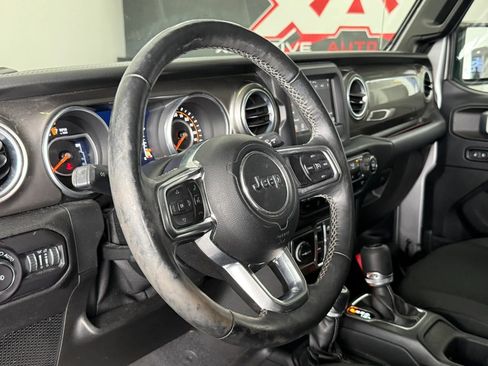 Used 2018 Jeep Wrangler Unlimited Sahara w/ Cold Weather Group AWD/4WD image 9