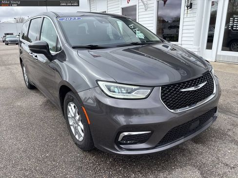 Used 2023 Chrysler Pacifica Touring-L FWD image 3