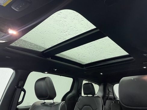 Used 2025 Chrysler Pacifica Limited FWD image 5
