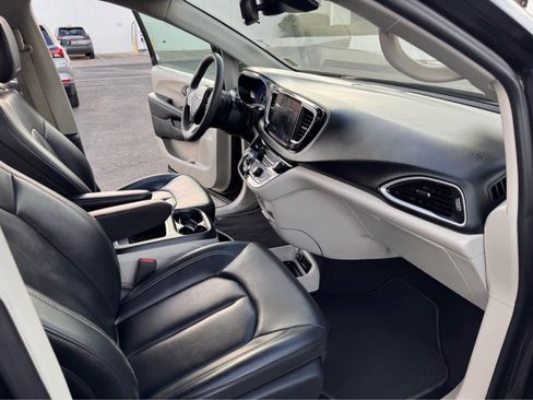 Used 2023 Chrysler Pacifica Touring-L image 15