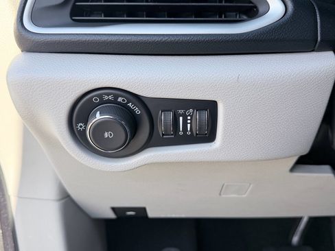 Used 2020 Chrysler Pacifica Touring-L image 11