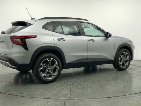 Used 2025 Chevrolet Trax LT w/ LT Convenience Package FWD image 9