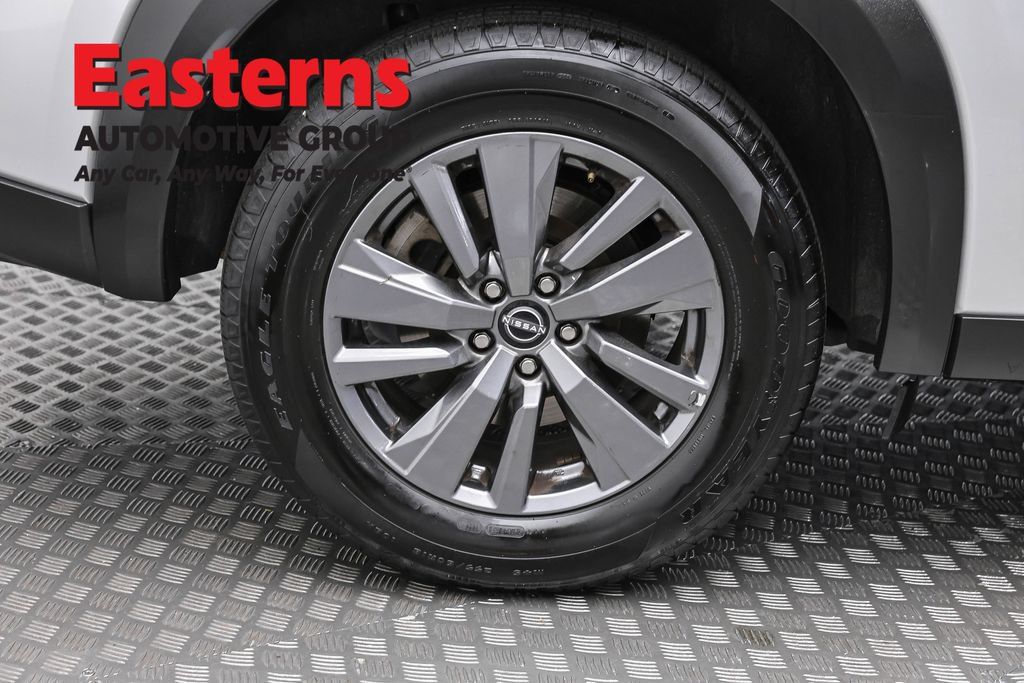 Used 2025 Nissan Pathfinder SV FWD image 31
