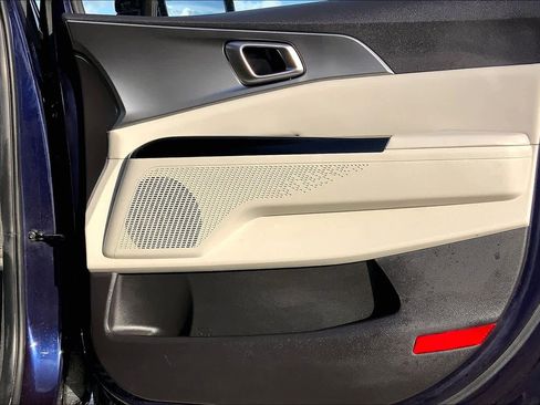 Used 2022 Kia Carnival LX image 22