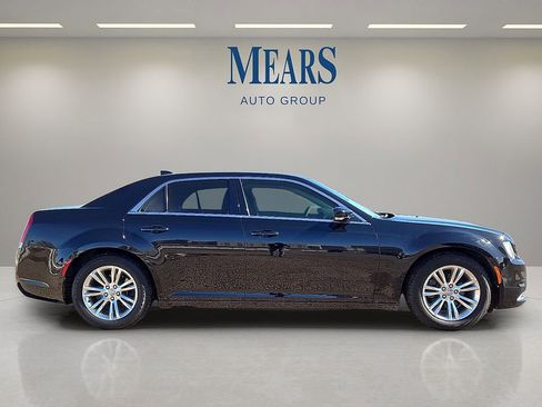 Used 2019 Chrysler 300 Touring L w/ Quick Order Package 22F image 6
