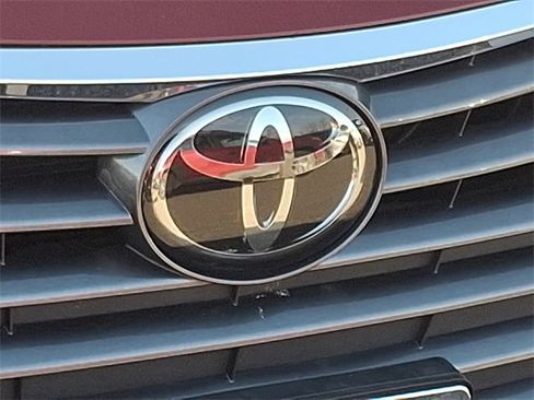 Used 2019 Toyota Avalon Limited image 4