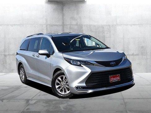 Used 2021 Toyota Sienna XLE w/ XLE Plus Package image 2