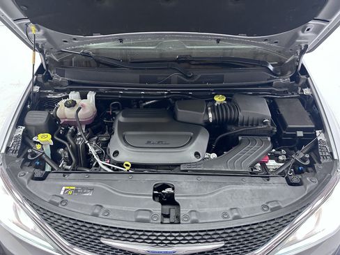 Used 2020 Chrysler Pacifica Touring-L FWD image 59