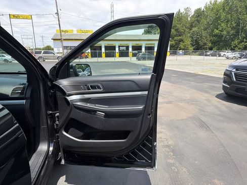 Used 2017 Ford Explorer XLT w/ Equipment Group 202A AWD/4WD image 24