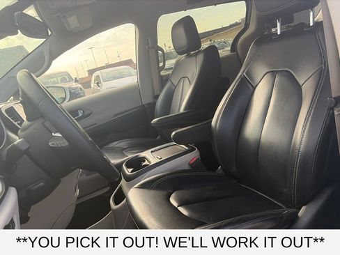 Used 2022 Chrysler Pacifica Touring-L FWD image 11
