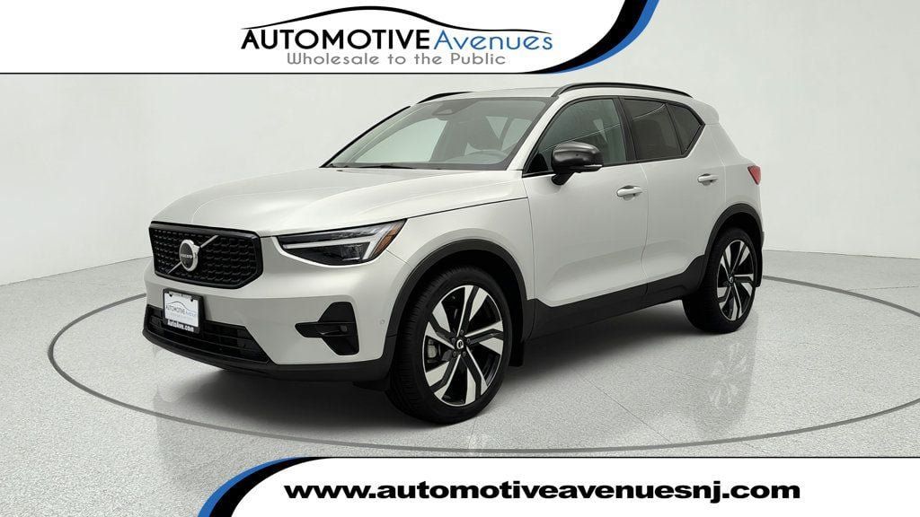 Used 2025 Volvo XC40 B5 Ultra w/ Climate Package AWD/4WD image 1