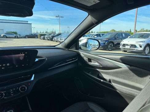 Used 2025 Buick Envista Preferred image 36