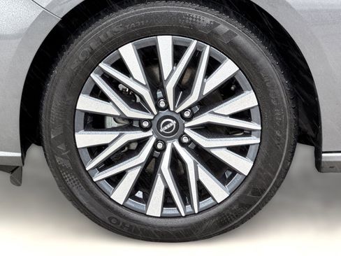Used 2025 Nissan Altima 2.5 SV FWD image 11