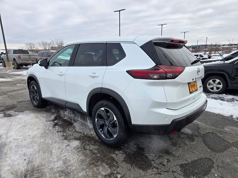 Used 2024 Nissan Rogue SV image 6