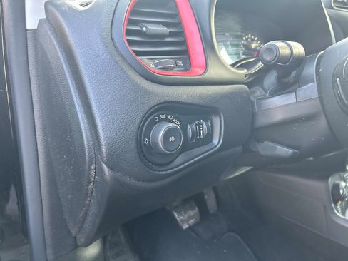 Used 2015 Jeep Renegade Trailhawk image 19