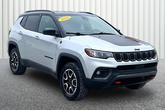 Used 2025 Jeep Compass Trailhawk AWD/4WD image 1