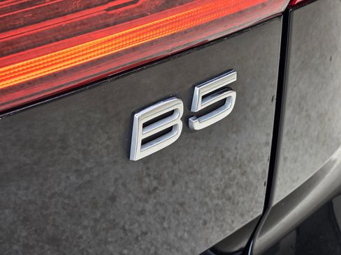 Used 2023 Volvo XC60 B5 Ultimate w/ Climate Package image 20