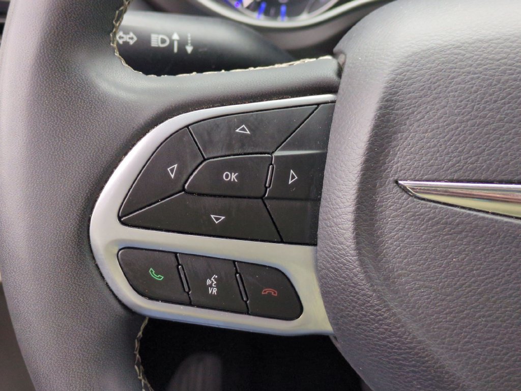 Used 2023 Chrysler Pacifica Touring-L FWD image 18
