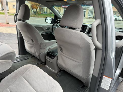 Used 2015 Toyota Sienna LE image 26