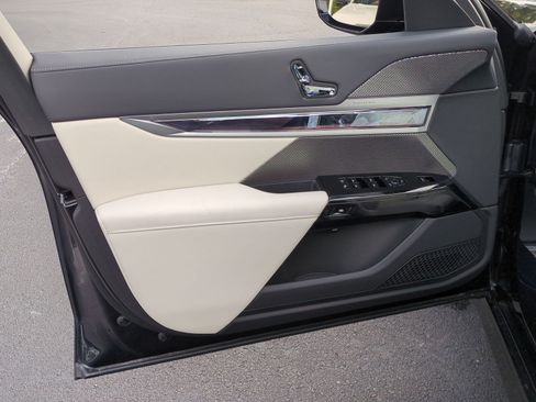 Used 2026 BMW i7 eDrive50 w/ M Sport Package RWD image 13