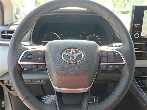 Certified 2025 Toyota Sienna XLE FWD image 17