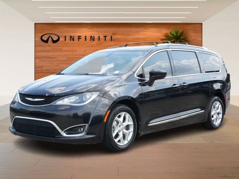 Used 2017 Chrysler Pacifica Touring-L Plus w/ Tire & Wheel Group image 1