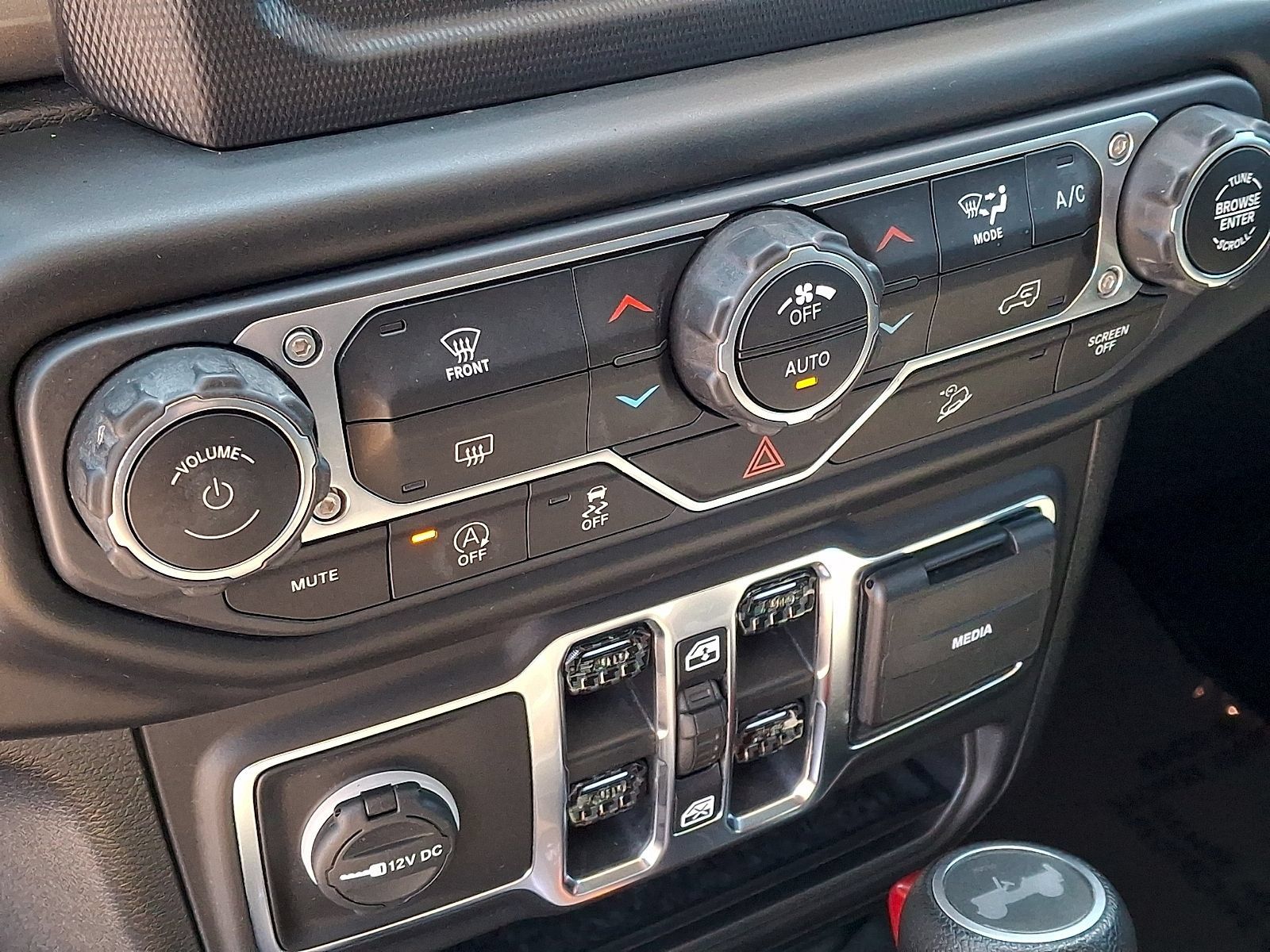 Used 2020 Jeep Wrangler Unlimited Sahara AWD/4WD image 14