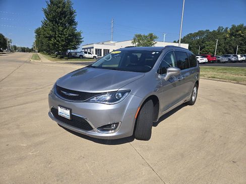 Used 2019 Chrysler Pacifica Touring-L Plus w/ Tire & Wheel Group FWD image 4
