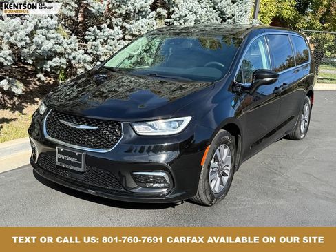 Used 2024 Chrysler Pacifica Select image 2