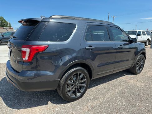 Used 2017 Ford Explorer XLT w/ Equipment Group 202A AWD/4WD image 6
