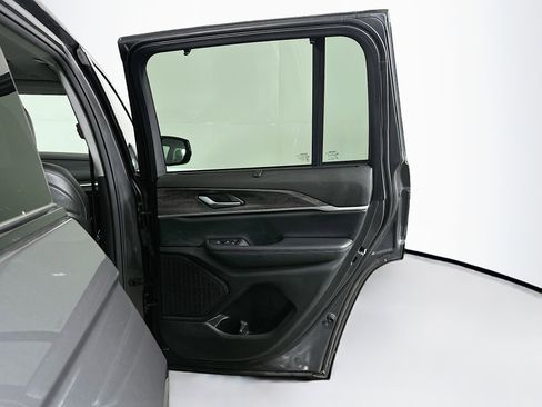 Used 2023 Jeep Grand Cherokee Limited w/ Luxury Tech Group II image 31