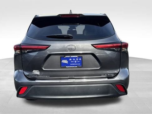 Used 2023 Toyota Highlander XLE image 4