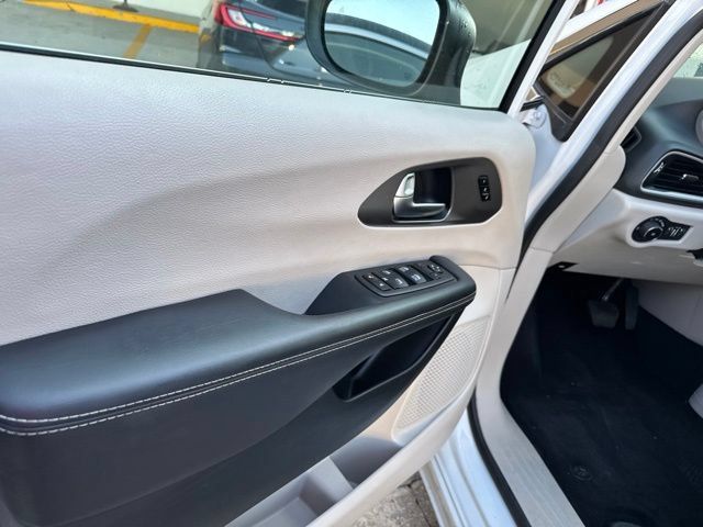 Used 2023 Chrysler Pacifica Touring-L FWD image 33