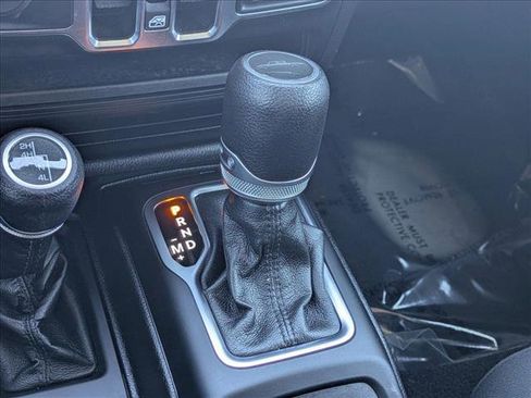 Used 2020 Jeep Gladiator Overland AWD/4WD image 12