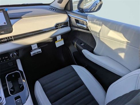 New 2025 Mitsubishi Outlander SE image 18