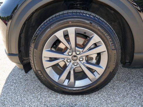 Used 2024 Ford Explorer XLT w/ Equipment Group 202A AWD/4WD image 32